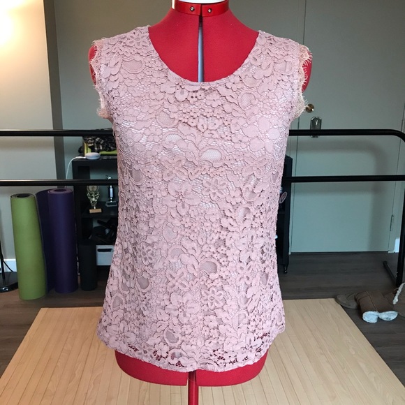 Lace Sleeveless Blouse - Picture 2 of 4